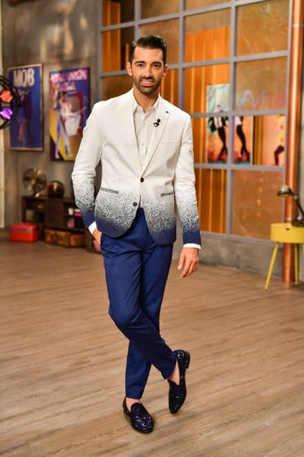 No hay duda de que Toni Costa ha impuesto moda en estas primeras tras galas, en esta ocasión lo vimos en un traje degradado en azul y blanco.