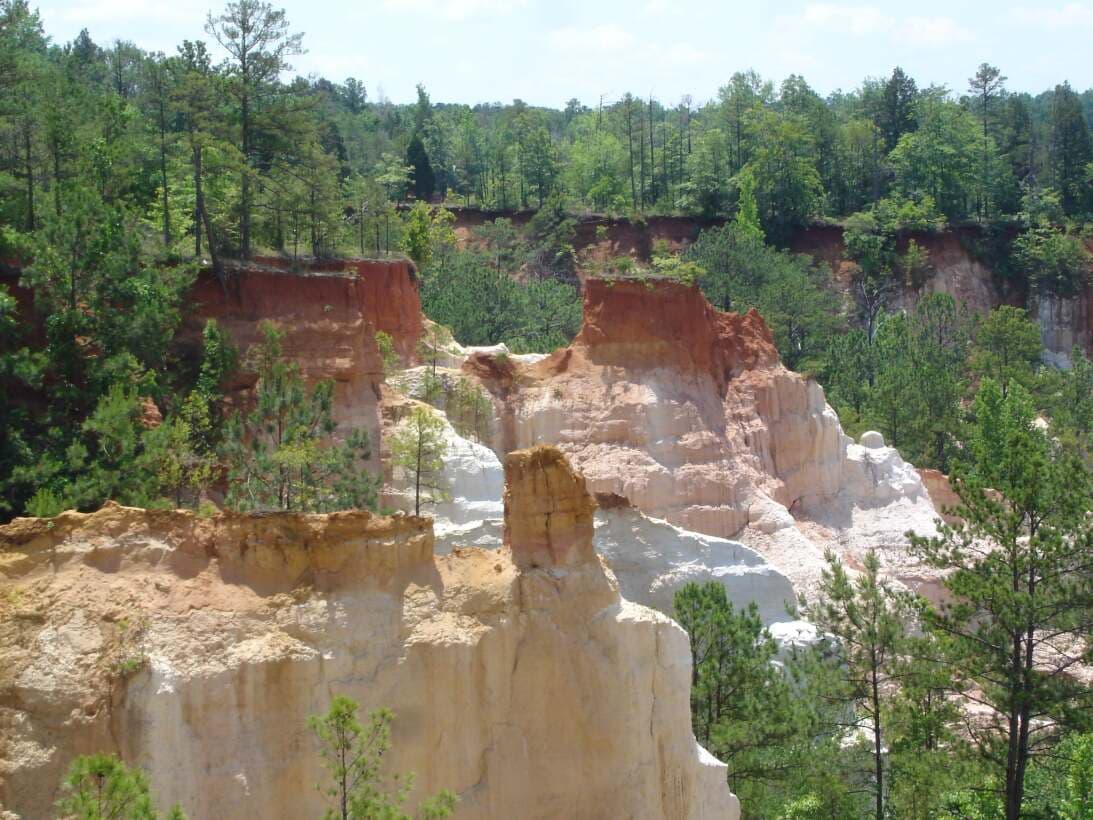 3. Si tienes tiempo desde el fin de semana, sin duda deben darse la vuelta por 
<b><a href="https://www.univision.com/local/atlanta-wuvg/maravilla-natural-de-georgia-que-sin-duda-debes-visitar-este-2023-fotos">una de las maravillas naturales de Georgia</a></b> que debes visitar este año y que San Valentín podría servir para tachar de tu lista de sitios a visitar.