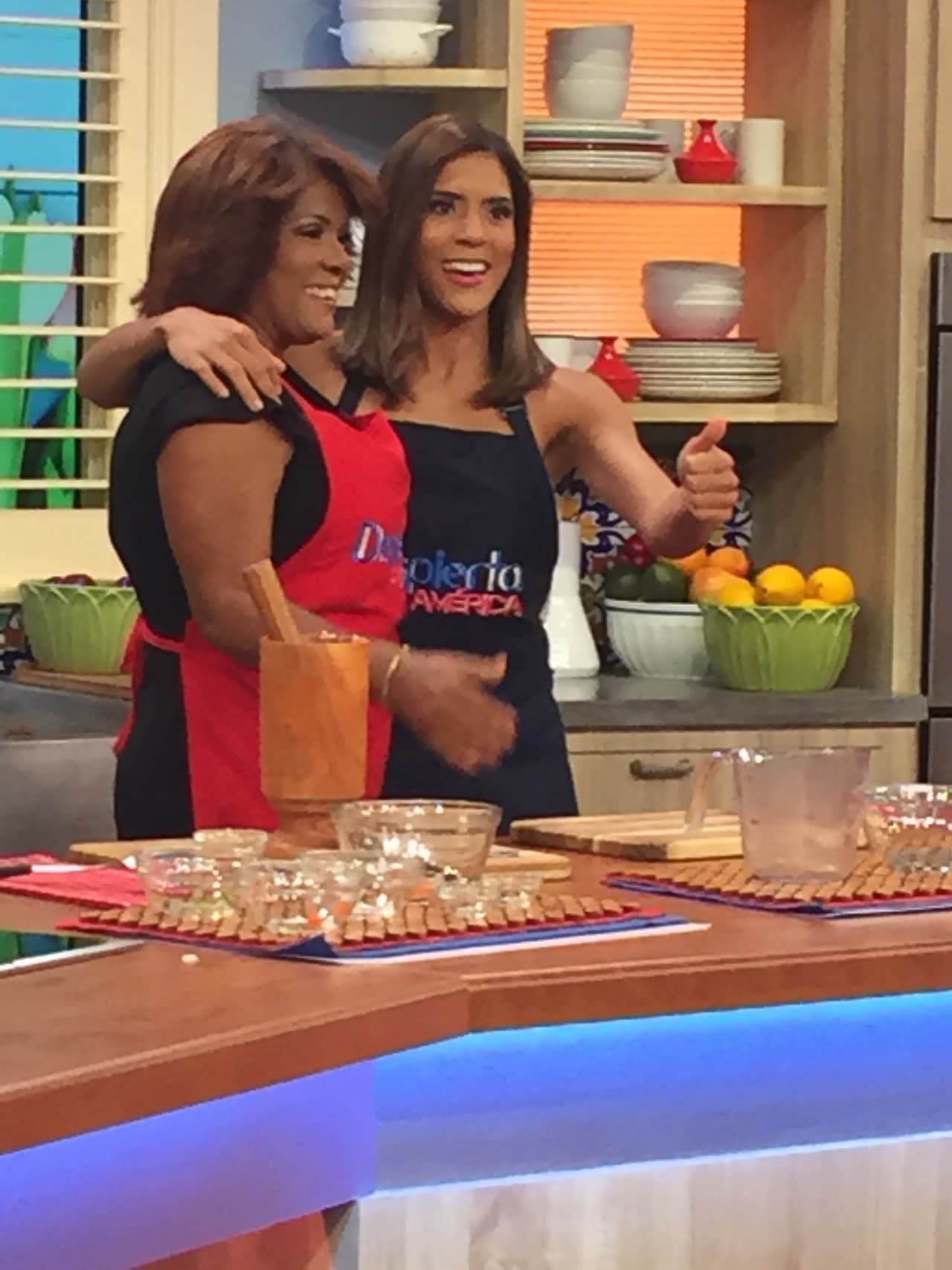 Francisca también se puso el delantal para ayudar a su mami en la cocina.