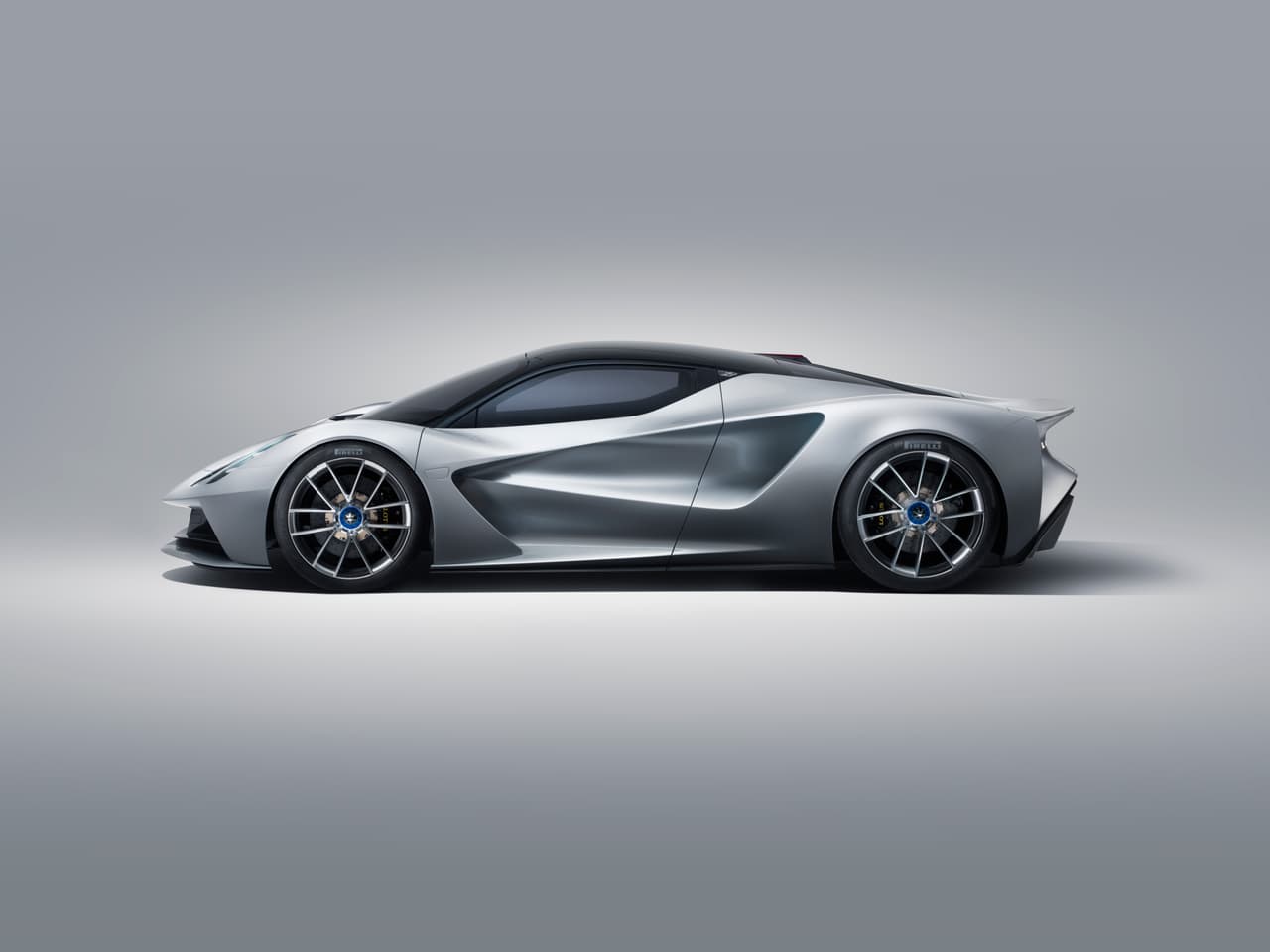 <b><u>Lotus Evija Tipo 130 2019</u></b>
<br>Emplea una batería de 70 kWh desarrollada junto a Williams Advanced Engineering. Sus 4 motores eléctricos -uno en cada rueda, permiten que este carro de 1,973 hp, 1254 lb-pie, autonomía 249 millas (400km). 
<br>