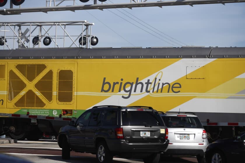 Auto choca contra tren Brightline en Oakland Park; conductor resultó herido
