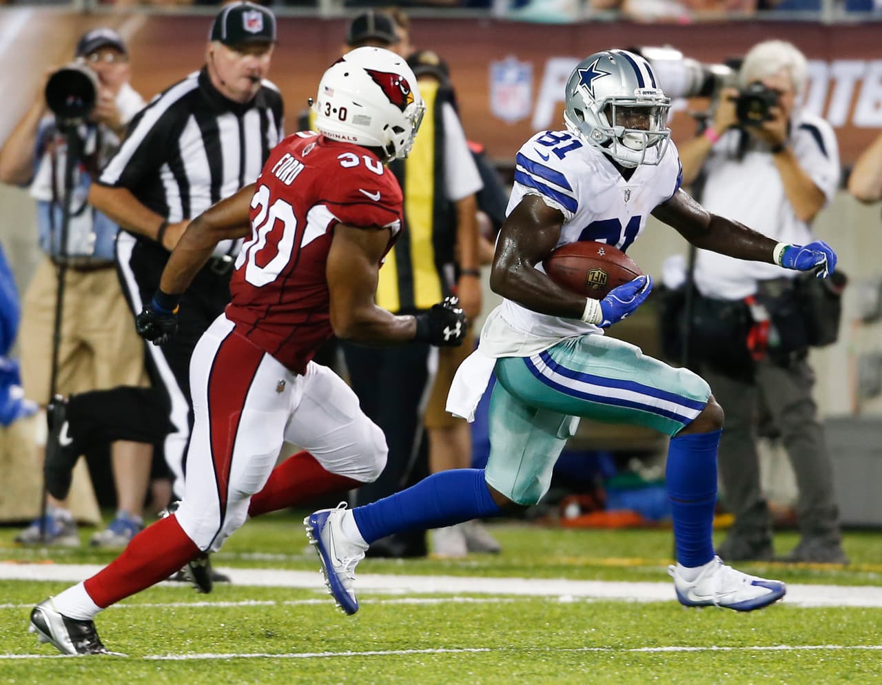 Los Dallas Cowboys y los Arizona Cardinals abrieron oficialmente esta noche la temporada de la NFL enfrentándose en el Partido del Salón de la Fama en el Tom Benson Stadium de Canton, Ohio en medio de un gran ambiente y los elegidos a ingresar en la Clase 2017.