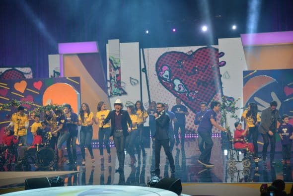 Mira los mejores momentos detrás de cámaras y sobre el escenario con todas las estrellas que llegaron a Teletón USA para participar en esta importante causa.