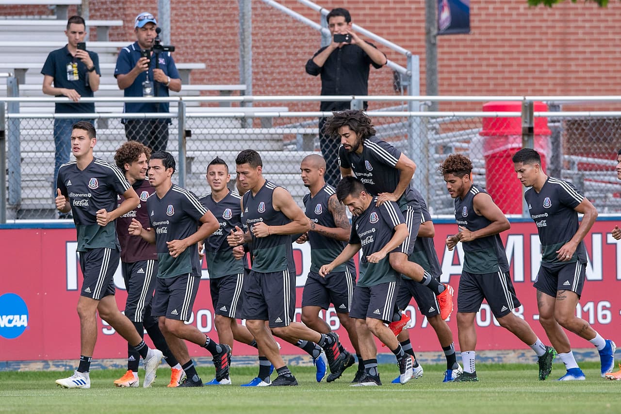 Integrantes y cuerpo técnico de la Selección Mexicana de fútbol no perdieron el tiempo y luego de su llegada a la ciudad de Chicago, se pusieron a entrenar en las instalaciones de la Universidad de Illinois. El entrenador Gerardo 'Tata' Martino dirigió la práctica para iniciar con la preparación en ruta al importante duelo por la Final de la Copa Oro ante Estados Unidos.