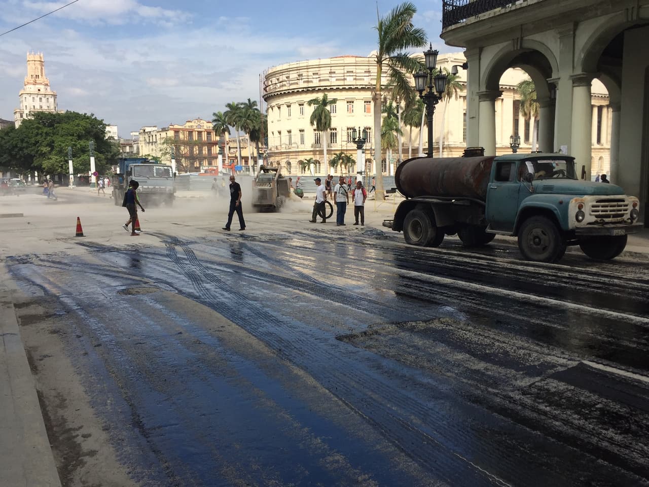Trabajos de pavimentación en La Habana previo a la visita de Barack Obama.