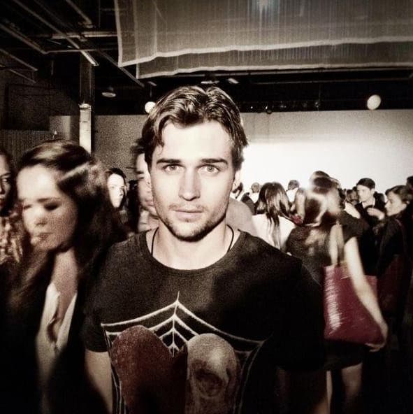 Jon Ecker es originario de San Marcos, Texas.