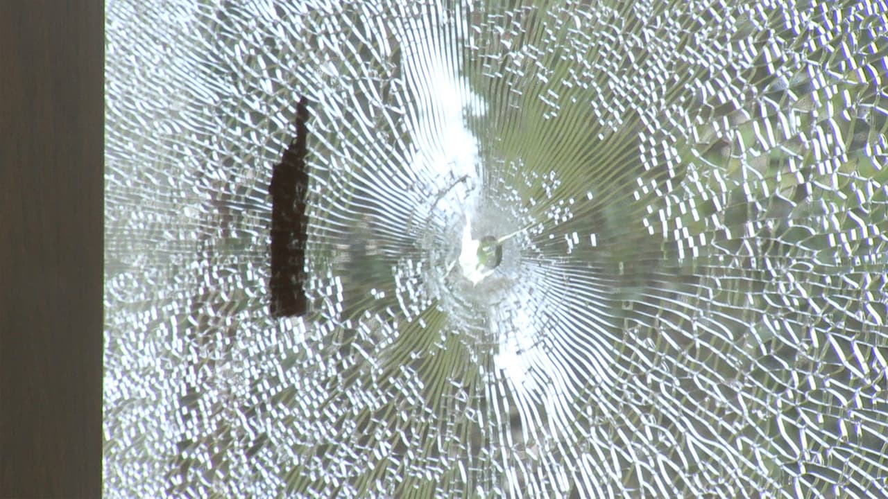 Un obrero que estaba en la zona escuchó los disparos y vio el vehículo del sospechoso para ir tras de él, según dijo la policía de Houston.