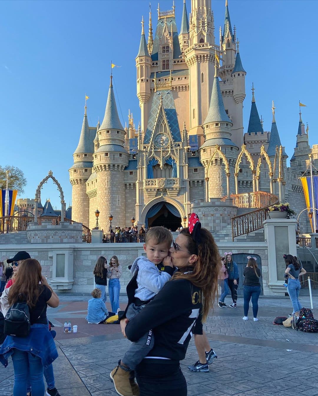 La esposa de Alan no se resiste a los encantos de su pequeño.