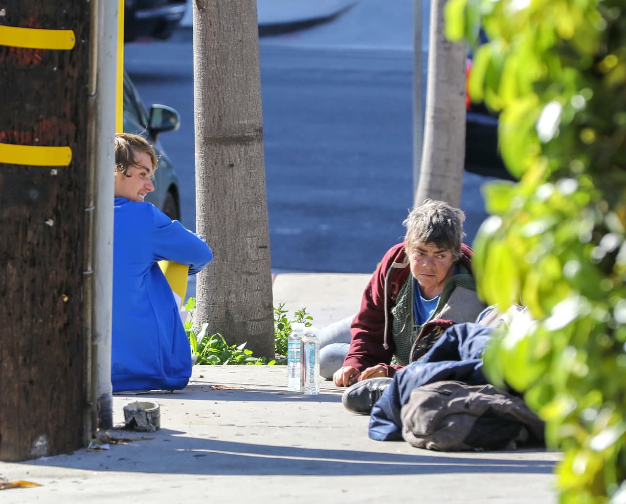Allí se les vio a ambos hablando y hasta sonriendo por un rato. El artista de 24 años parecía muy interesado en las expresiones de la mujer, aunque no a todos le agradó su presencia.