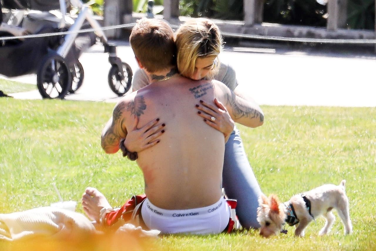 Desde entonces, planearon también una boda religiosa, pero por diferentes motivos la fecha tuvo que 
<b><a href="https://www.univision.com/famosos/de-fiesta-y-sin-justin-bieber-asi-sorprenden-a-hailey-baldwin-tras-cancelar-su-boda-por-cuarta-vez-fotos" target="_blank">ser pospuesta hasta en cuatro ocasiones. </a></b>