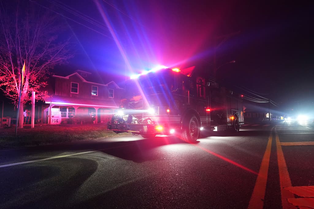 Jersey Central Power and Light mantiene el corte preventivo de energía que afecta a más de 25,000 clientes para prevenir riesgos adicionales por líneas eléctricas. Este es el segundo incendio forestal importante en la región en menos de una semana.