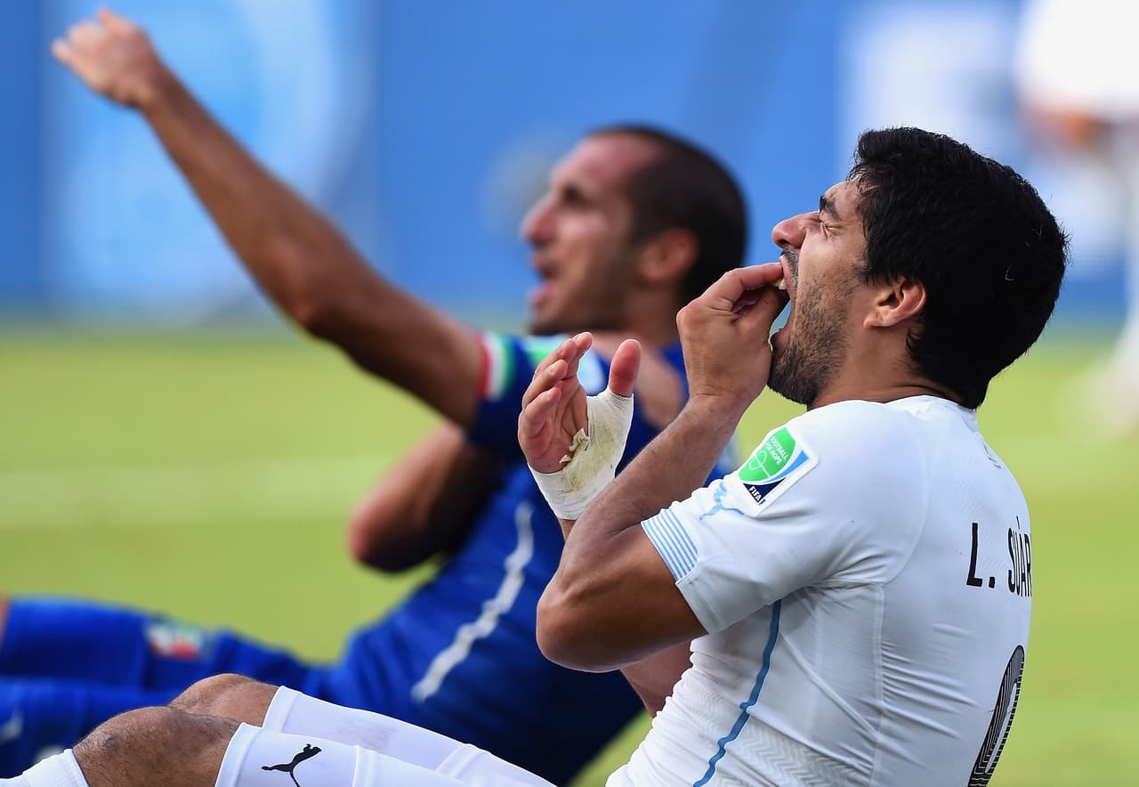 El mordisco que Luis Suárez le dio a Giorgio Chiellini en Brasil 2014 fue un gran escándalo, pero no fue el primero del uruguayo en un Mundial, que protagonizó en 2010 una polémica acción.