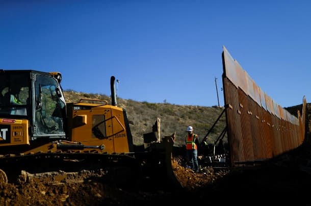 El Pentágono sacará fondos de 127 proyectos militares para construir una parte del muro fronterizo con México