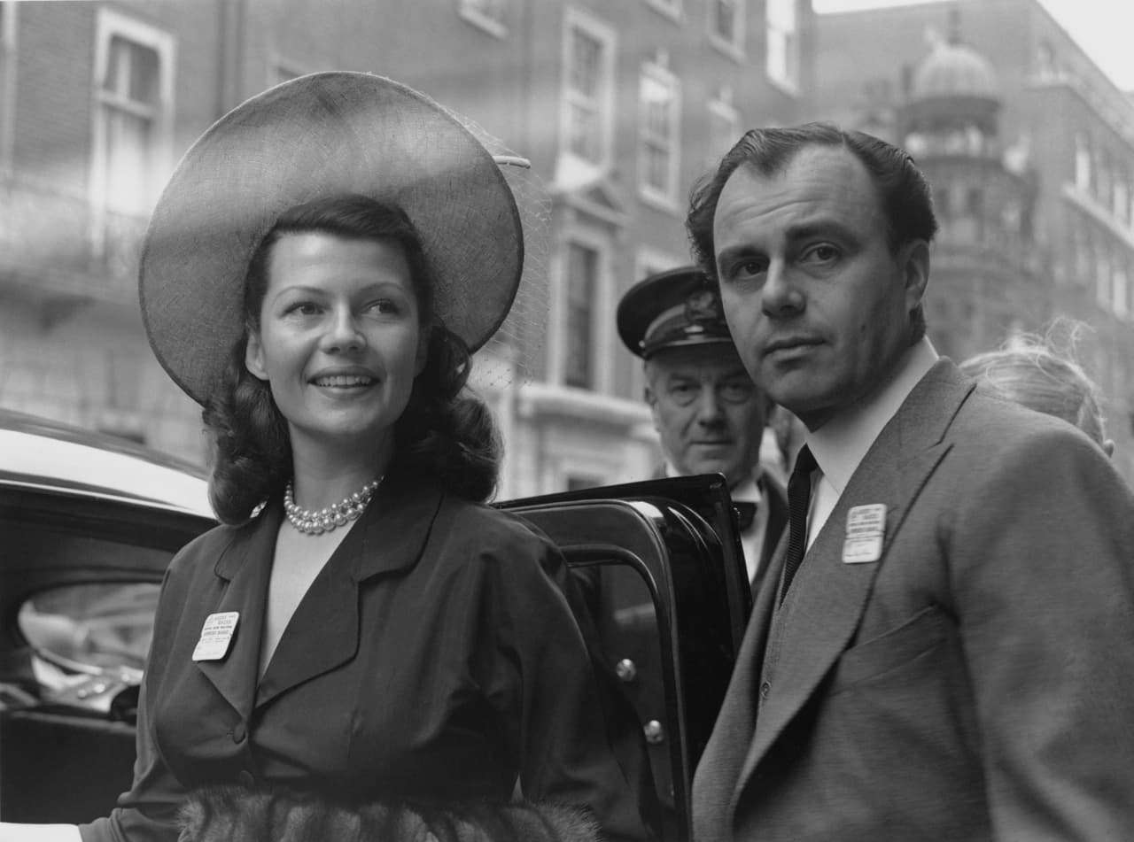 La reconocida Rita Hayworth fue la primera actriz en convertirse en princesa el 27 de mayo de 1949, al contraer matrimonio con el príncipe Aly Khan.