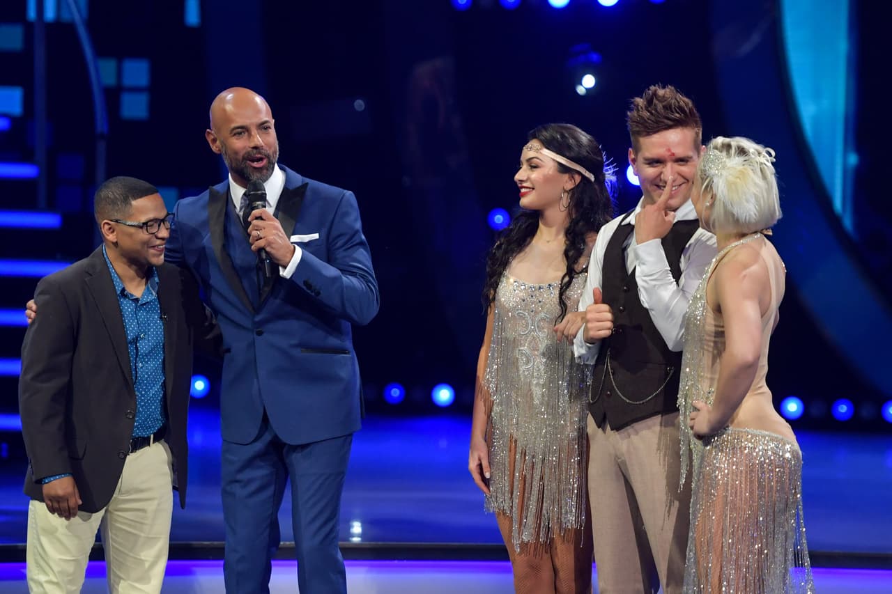 Ni el cantante ni las bailarinas se habían dado cuenta, aquí se ve cómo El Dasa le muestra la herida a Emma.