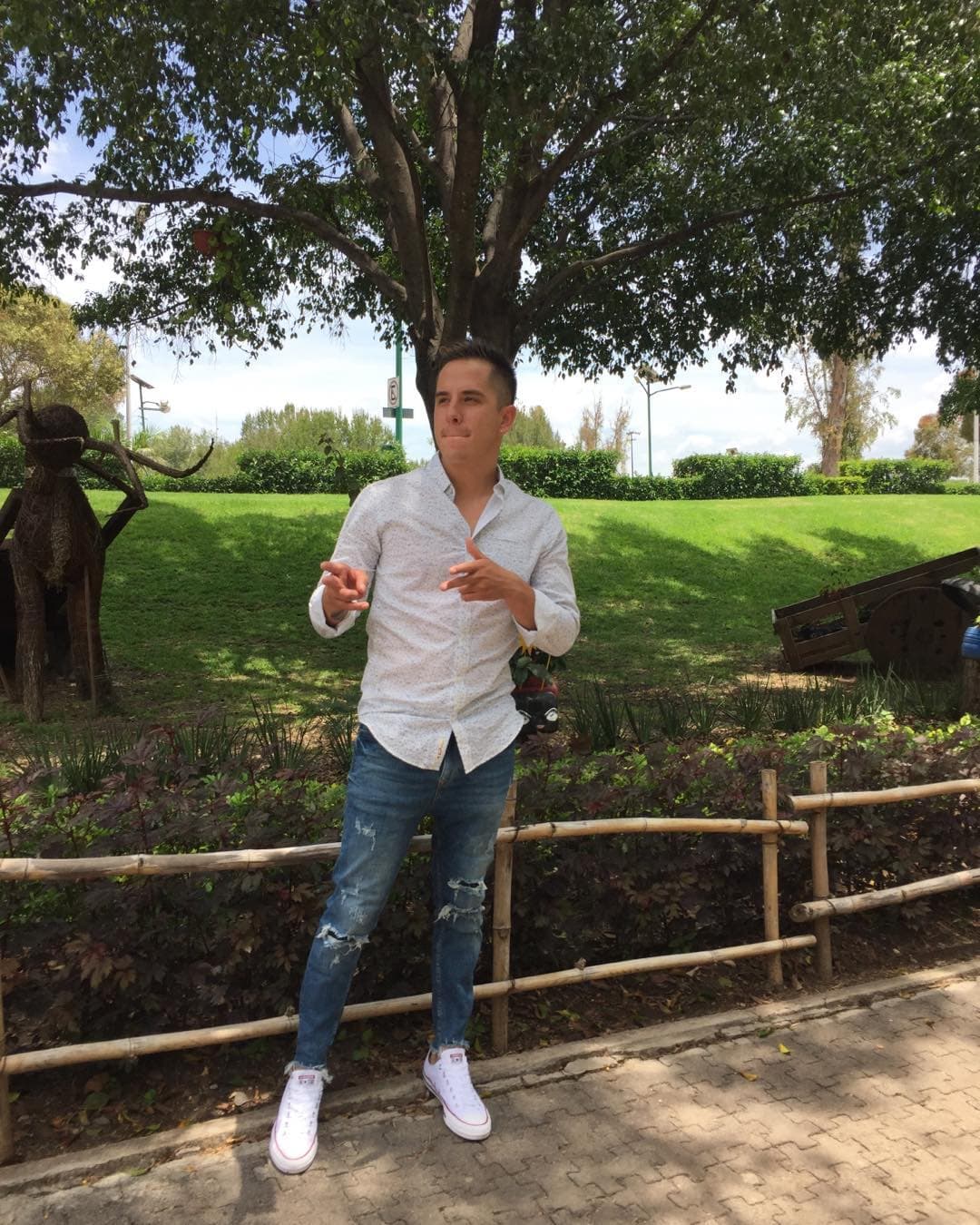 La mujer dijo que se tiró al interior del automóvil para no ser alcanzada por las balas, y minutos después, el auto se detuvo y vio al joven muerto.