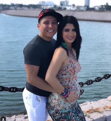 "Seremos padres y se los queremos decir antes que cualquier medio que se entere y distorsione un poco este momento”, escribió el músico con una foto al lado de su novia donde ya se le nota el embarazo.