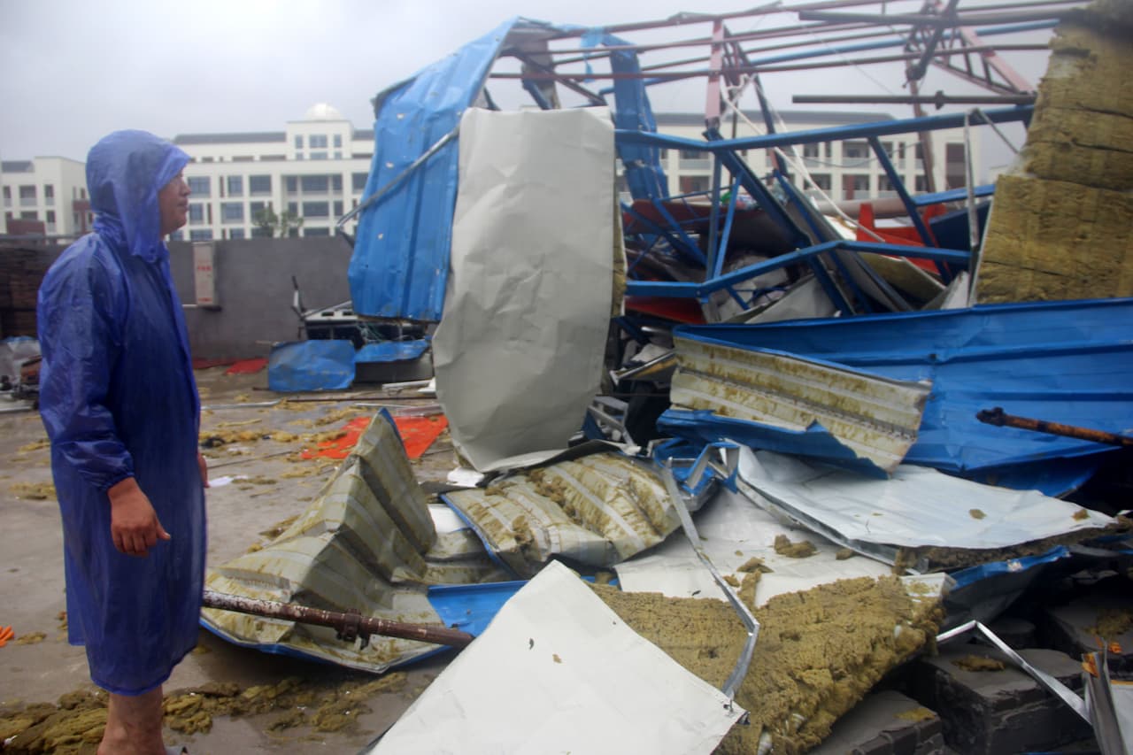 El Centro Meteorológico Nacional de China advirtió este domingo que Lekima se estaba moviendo hacia el norte y se esperaba que tocara tierra por segunda vez a lo largo de la costa en Shandong en la noche del domingo, con fuertes vientos y fuertes lluvias.