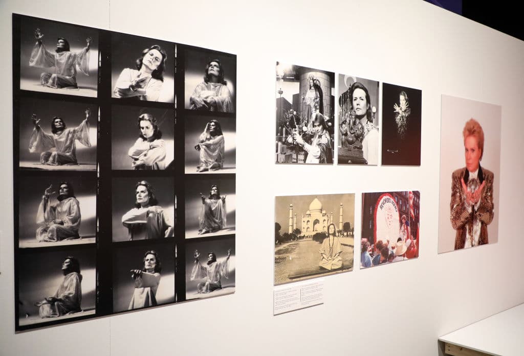 El Museo de Historia de Miami le rindió en agosto de este año homenaje con una exposición que reunió doce de sus mil capas y joyas con las que le gustaba adornarse, objetos personales y fotografías, adelantándose a un fallecimiento que le llegaría sólo dos meses después y que puso fin a una carrera en la televisión y el espectáculo de décadas.