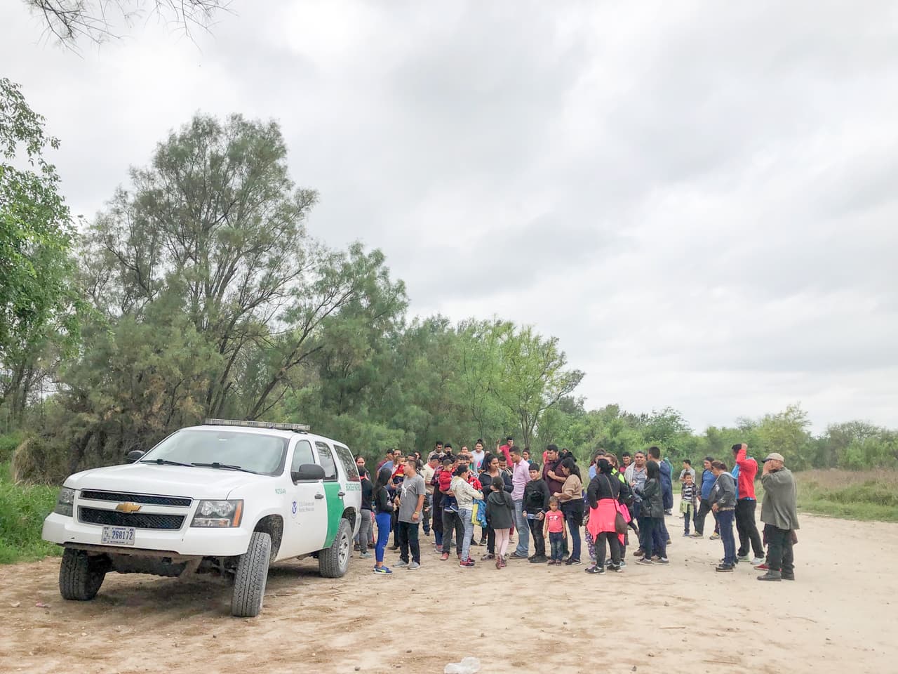 "Cuando llegan estas cantidades de migrantes en esos grupos tan grandes se requieren más agentes para poder procesarlos y prepararlos para el transporte", afirma el portavoz de la Patrulla Fronteriza del sector del Río Grande, Carlos Ruiz. "Esto causa que nosotros tengamos que sacar a gente de un área (...) lo cual abre las puertas en otras áreas de la frontera".