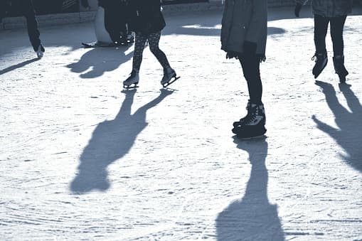 <b>Vistas y sonidos de Navidad en San Marcos</b>
<br>4 al 7 de diciembre y 11 a 14 de diciembre de 5 a 11 p.m.
<br>
<br>The Sights and Sounds of Christmas incluye una gran pista de patinaje sobre hielo simulada. Cada sesión de patinaje sobre hielo dura 20 minutos. La entrada a esta experiencia es de $5 y la tarifa para patinar es de $5 por sesión.
<br>