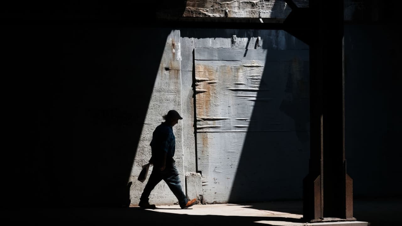 Si eres un indocumentado que no puede pagar su renta, te decimos por qué no pueden desalojarte