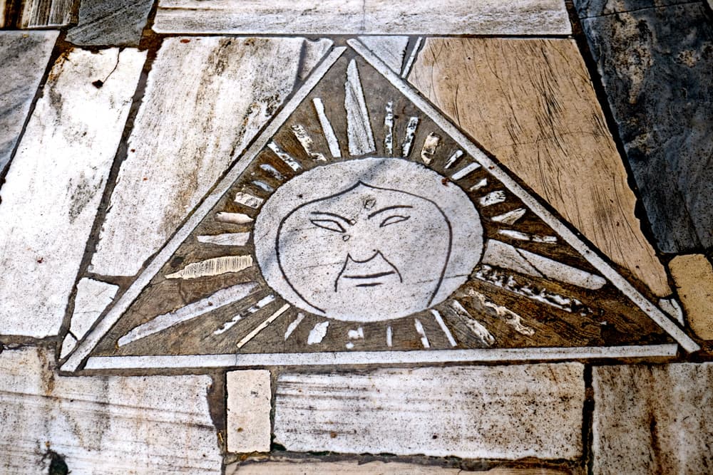 Pero los oráculos no eran exclusivos de los griegos, sino de otras importantes civilizaciones, como los egipcios. Ellos también utilizaban a oráculos como intermediarios para comunicarse con sus dioses, y algunas mujeres de clase alta, como princesas o reinas, fueron ordenadas sacerdotizas de templos como el de Amón.