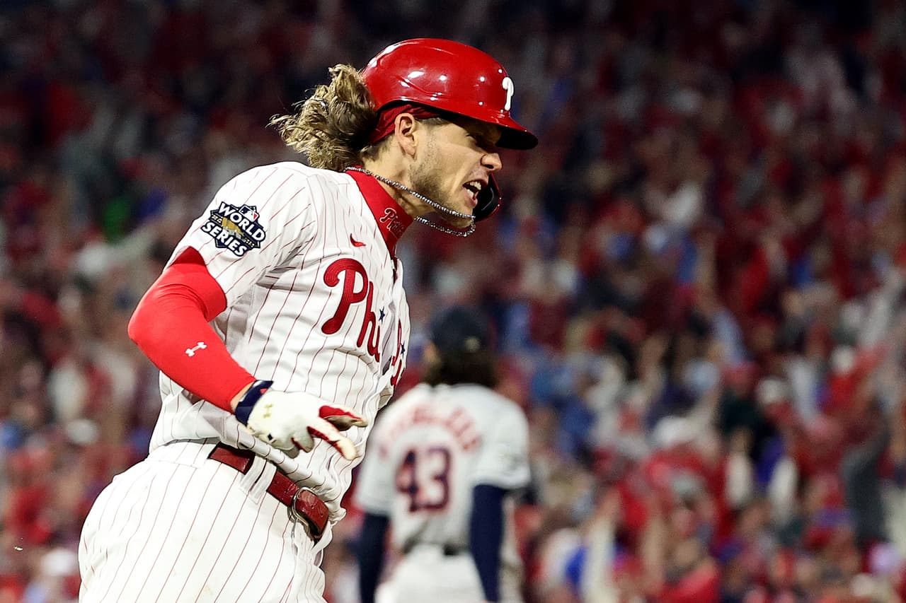 Bohm reacciona después de conectar un jonrón contra los Astros de Houston durante la segunda entrada.