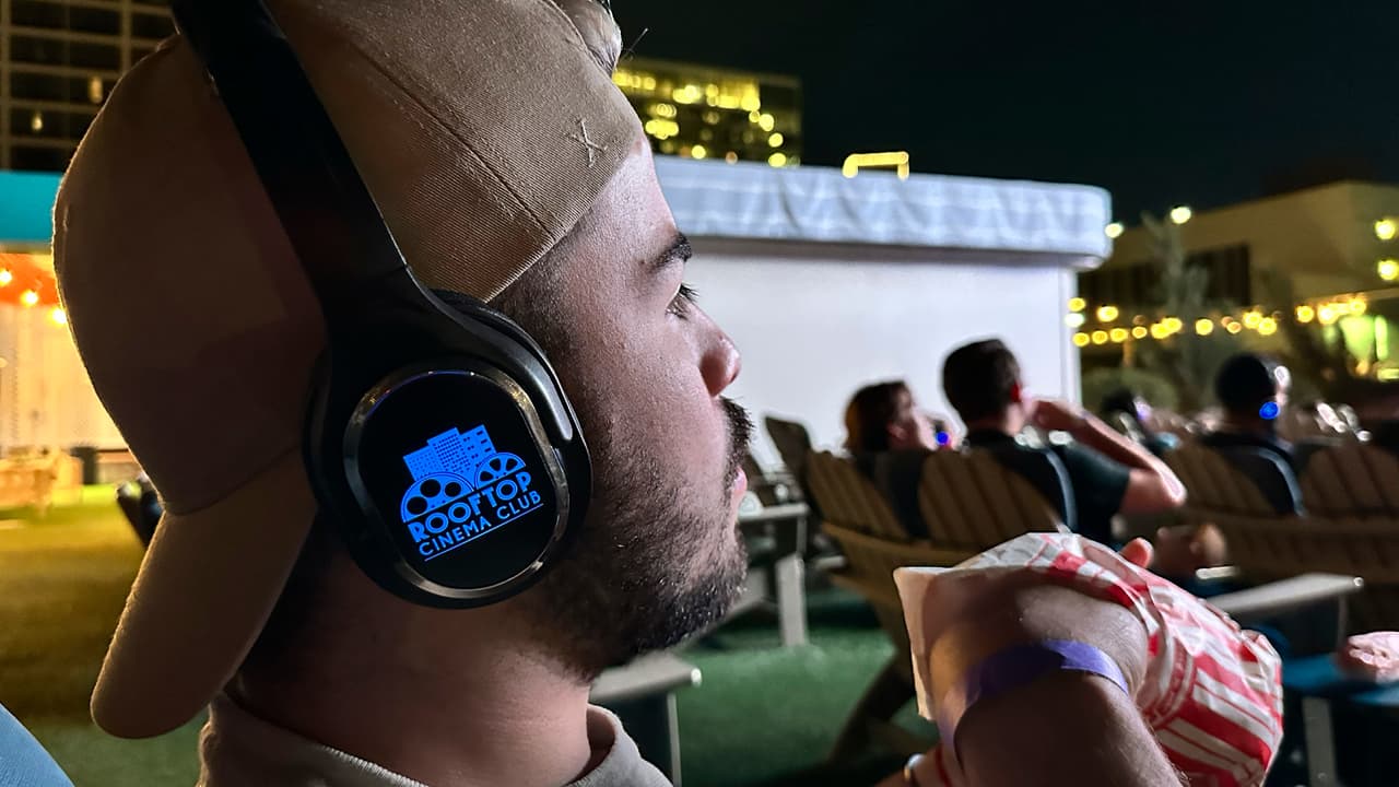 Cuentan con dos tipos de asientos, Adirondack o Love Seat, ambos 
<b>están equipados con audífonos inalámbricos personales</b>, para que no te pierdas ningún detalle de tu película favorit