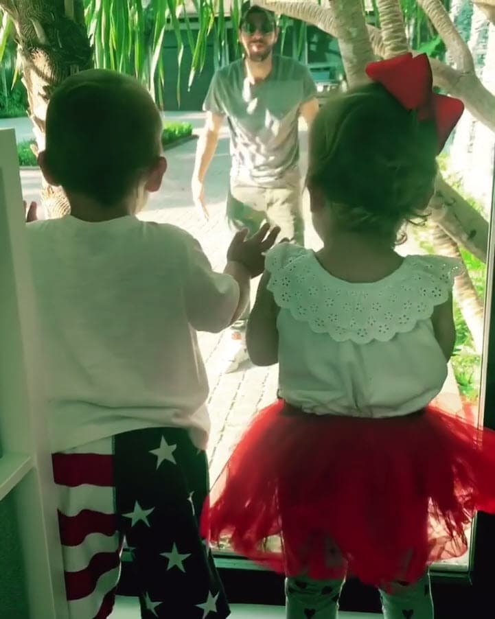 A pesar de que están muy pequeños, Iglesias compartió que ya 
<b>tienen pleitos de hermanos.</b>
<br>