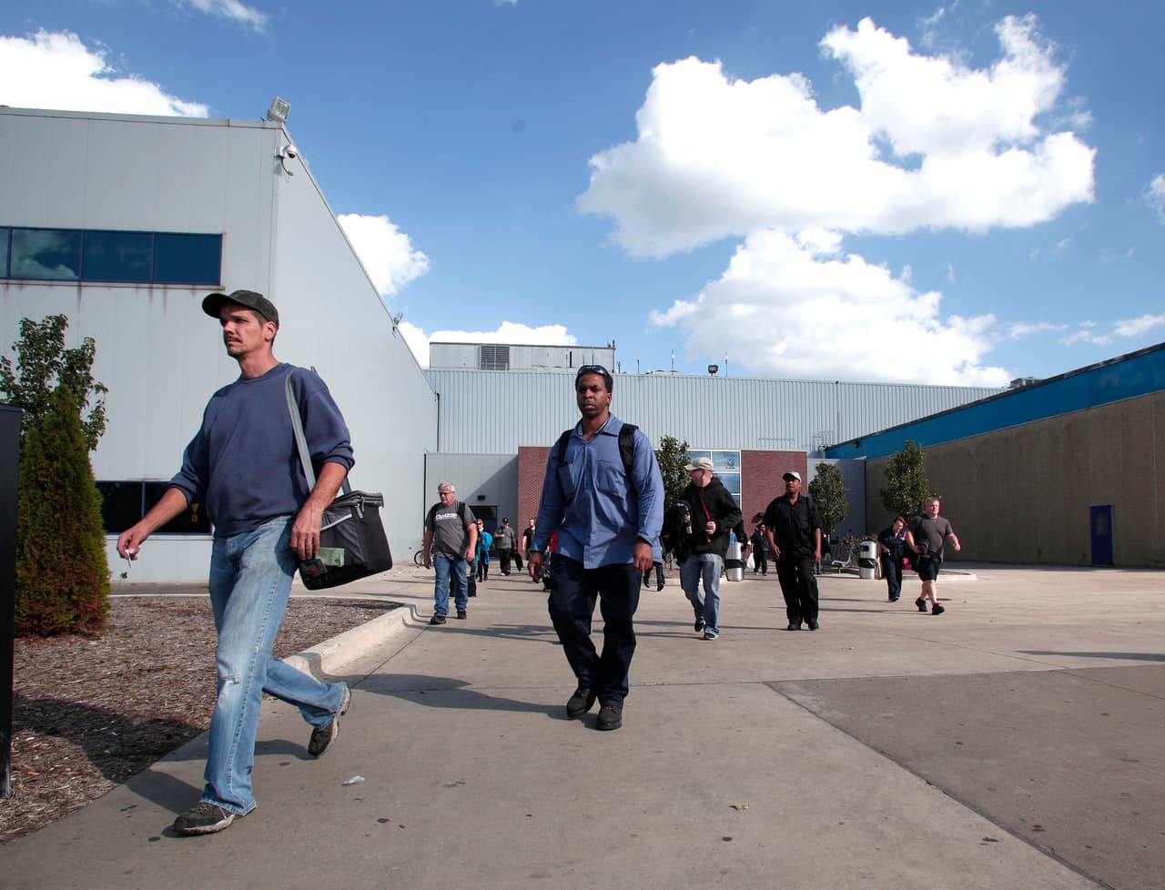 Reporte: Miles de personas trabajan tiempo completo en California y viven en pobreza