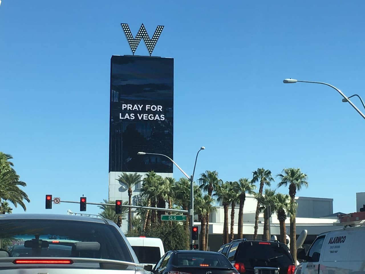 El luto apenas se puede presenciar en algunos de los característicos anuncios de luces gigantes de la ciudad, donde aparecen mensajes en honor a las vícitmas del tiroteo, como "Pray for Las Vegas".