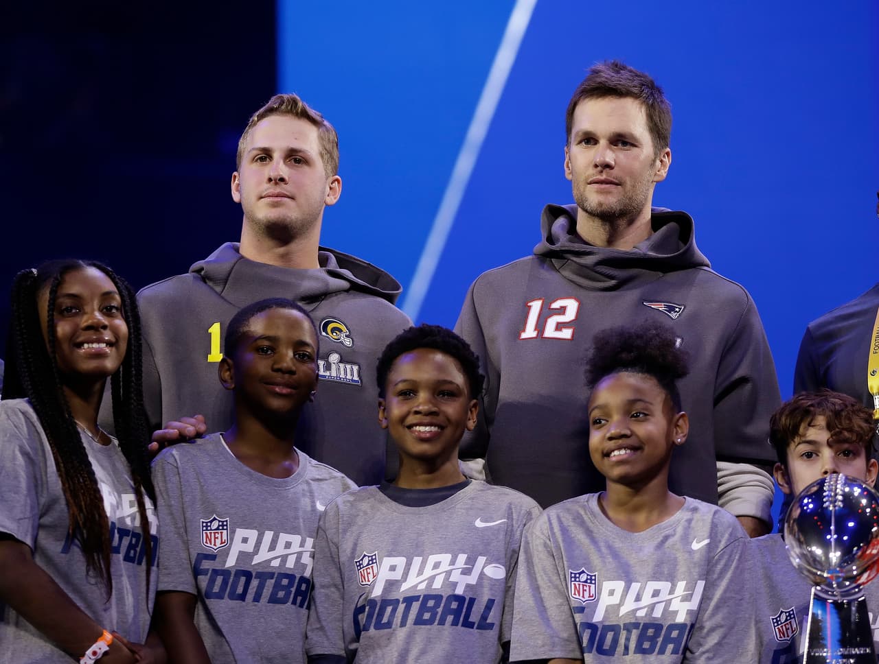 Tom Brady tiene la edad de un coach y Jared Goff
<b> </b>podría ser su pupilo, pero la brecha de 17 años entre ellos parecía desvanecerse en cuanto el QB de los Patriots tomó el micrófono.