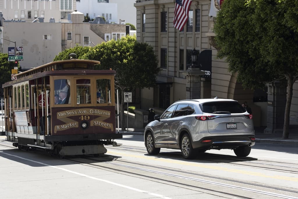 La edición de tope de gama ostenta el sistema predictivo que Mazda denomina i-ACTIV, que dispone de 27 sensores que monitorean las condiciones del camino más de 200 veces por segundo para determinar cómo distribuir la potencia a cada una de las ruedas.
