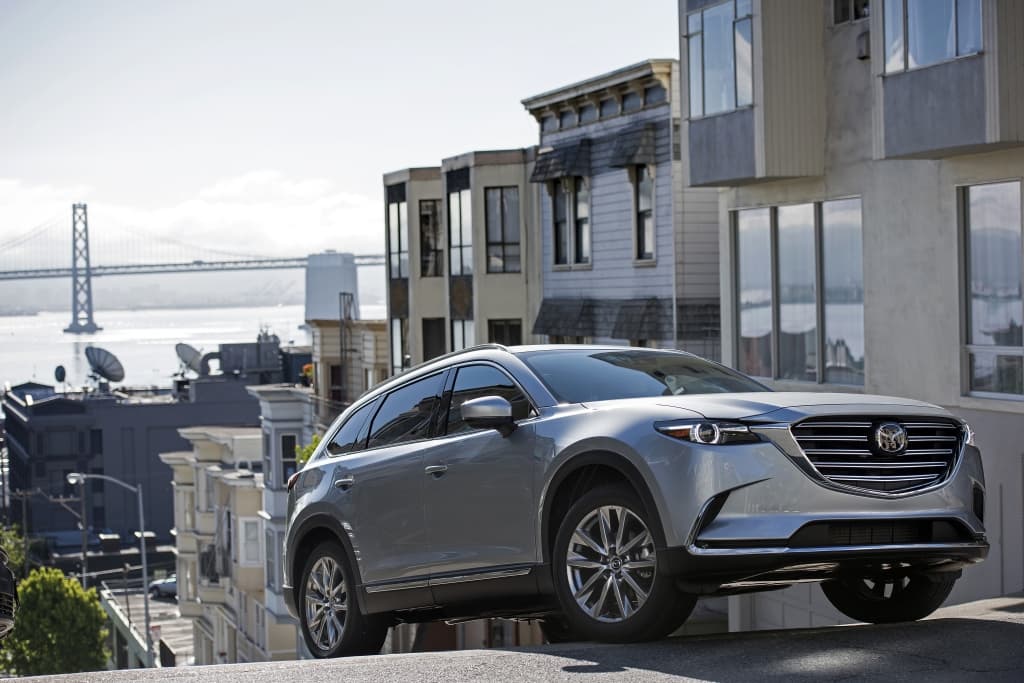 La nueva Mazda CX-9 2016 es una utilitaria mediana que por ser familiar no deja de ser atlética y deportiva