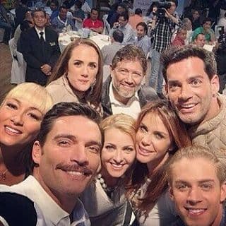 Su cambio le da un nuevo toque a Tracy que siempre sorprende con sus locuras. Al parecer a todo su equipo de trabajo le gustó el cambio, porque en esta foto todos lucen muy contentos. ¿No creen?