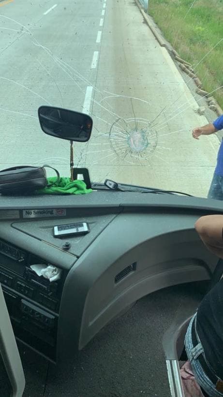 El 15 de julio, la Banda Tierra Sagrada sufrió un ataque mientras viajaban por una carretera cercana a Guadalajara. Denunciaron que varios
<b><a href="https://www.univision.com/famosos/banda-tierra-sagrada-vivio-un-susto-grande-cuando-su-autobus-fue-atacado-en-mexico-fotos">sujetos agredieron el autobús</a></b> privado en el que viajaban causando daños en el cristal y parabrisas.