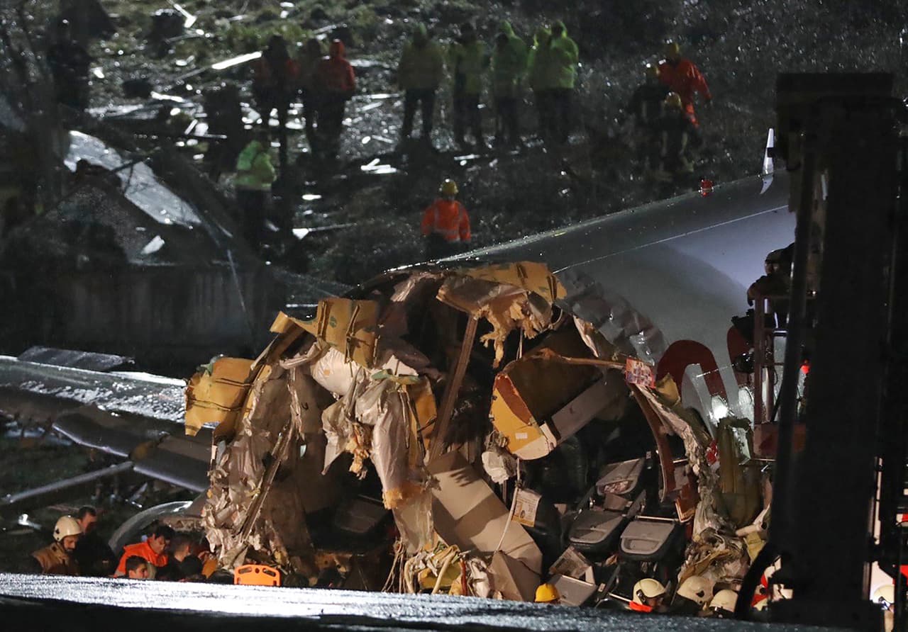 El Ministerio de Transporte lo describió como “un aterrizaje brusco”. El aeropuerto cerró y los vuelos se desviaron al aeropuerto principal de Estambul.