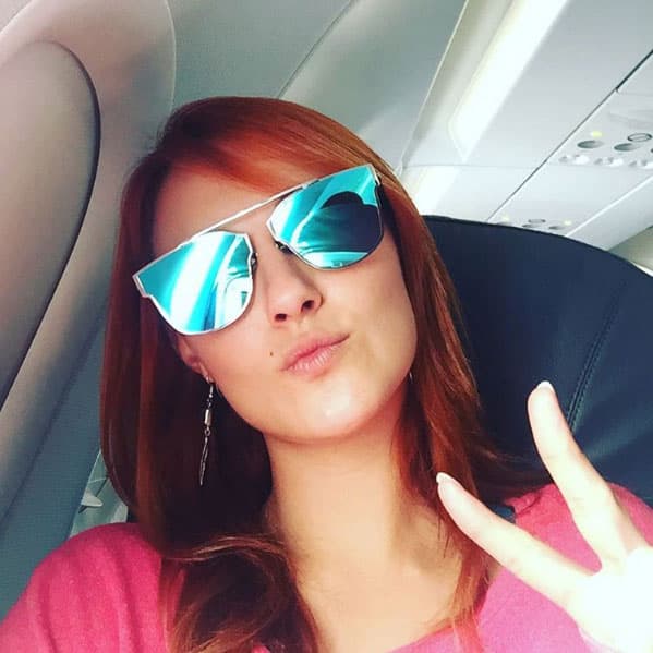 Le gusta comprar lentes de sol de diferentes diseños y colores.