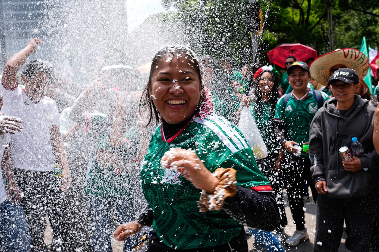 Aficionados al fútbol se entusiasman en una fiesta para ver el partido del Mundial entre México y Ecuador en la Avenida Reforma, cerca del Ángel de la Independencia, en la Ciudad de México, el martes 30 de junio de 2026. (Foto AP/Marco Ugarte)