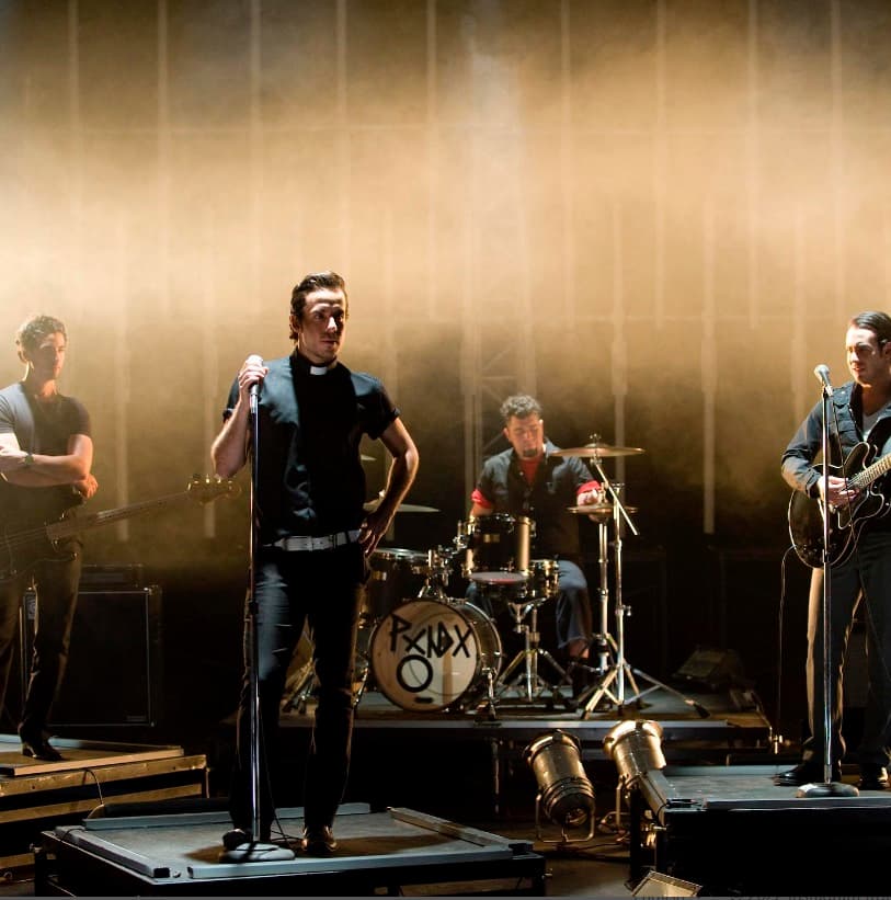 <b>José Madero - Pxndx</b>
<br>La banda mexicana originaria de Nuevo León, México, nació en 1996 y estuvo liderada por José Madero. A pesar de las controversias en las que estuvo envuelta por acusó de plagio, lograron acumular millones de fans gracias a canciones como 'Narcisista por Excelencia' o 'Cita en el quirófano'.