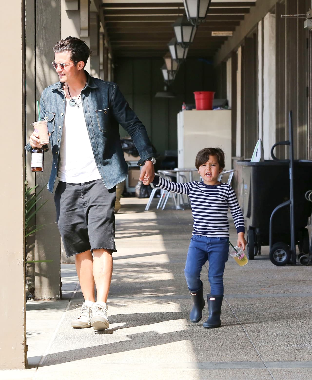 La pareja de galanes lucía muy feliz de estar junta.