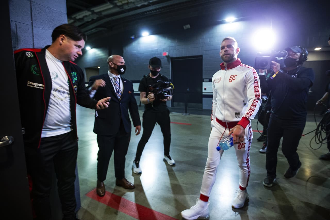 Saúl 'Canelo' Álvarez le dio una tunda al peleador británico, le cerró por completo un ojo y provocó que ya no saliera al noveno round después del castigo que recibió en 8 asaltos dominados por el mexicano.