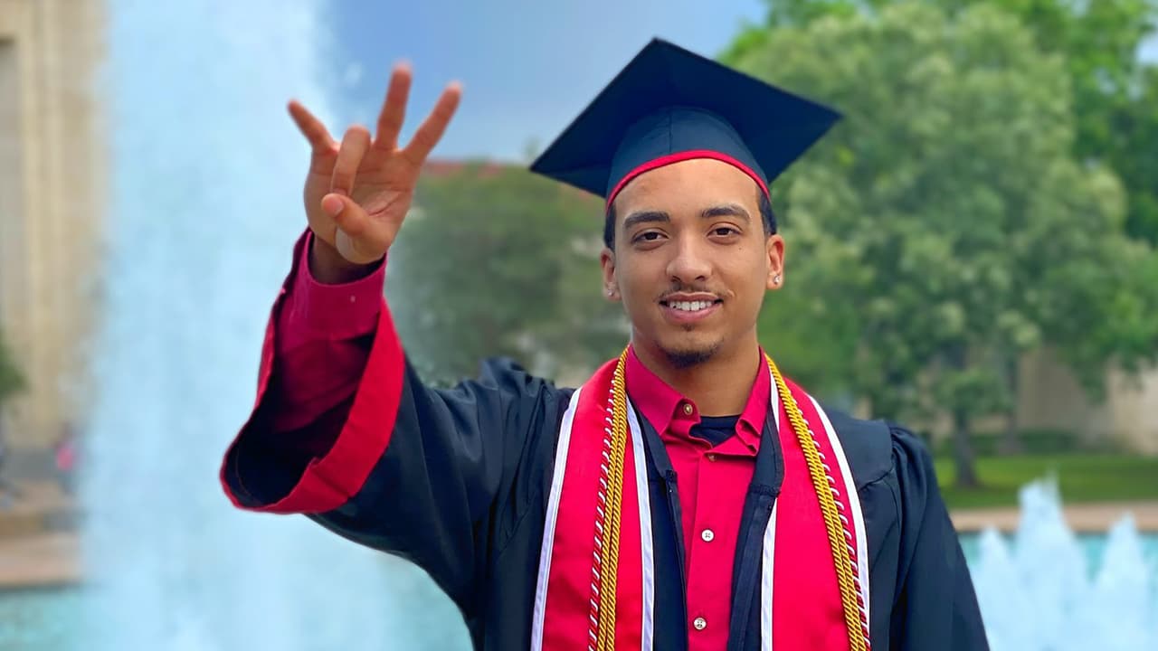 Se gradúa de la Universidad de Houston después recibir un balazo y perder las becas