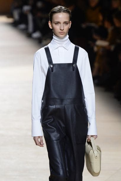 Tiene un año o más que este tipo de prenda esta en tendencia, Hermès decidió incluirla en su colección para otoño-invierno, y lo mejor, es un 'jumper' de cuero.