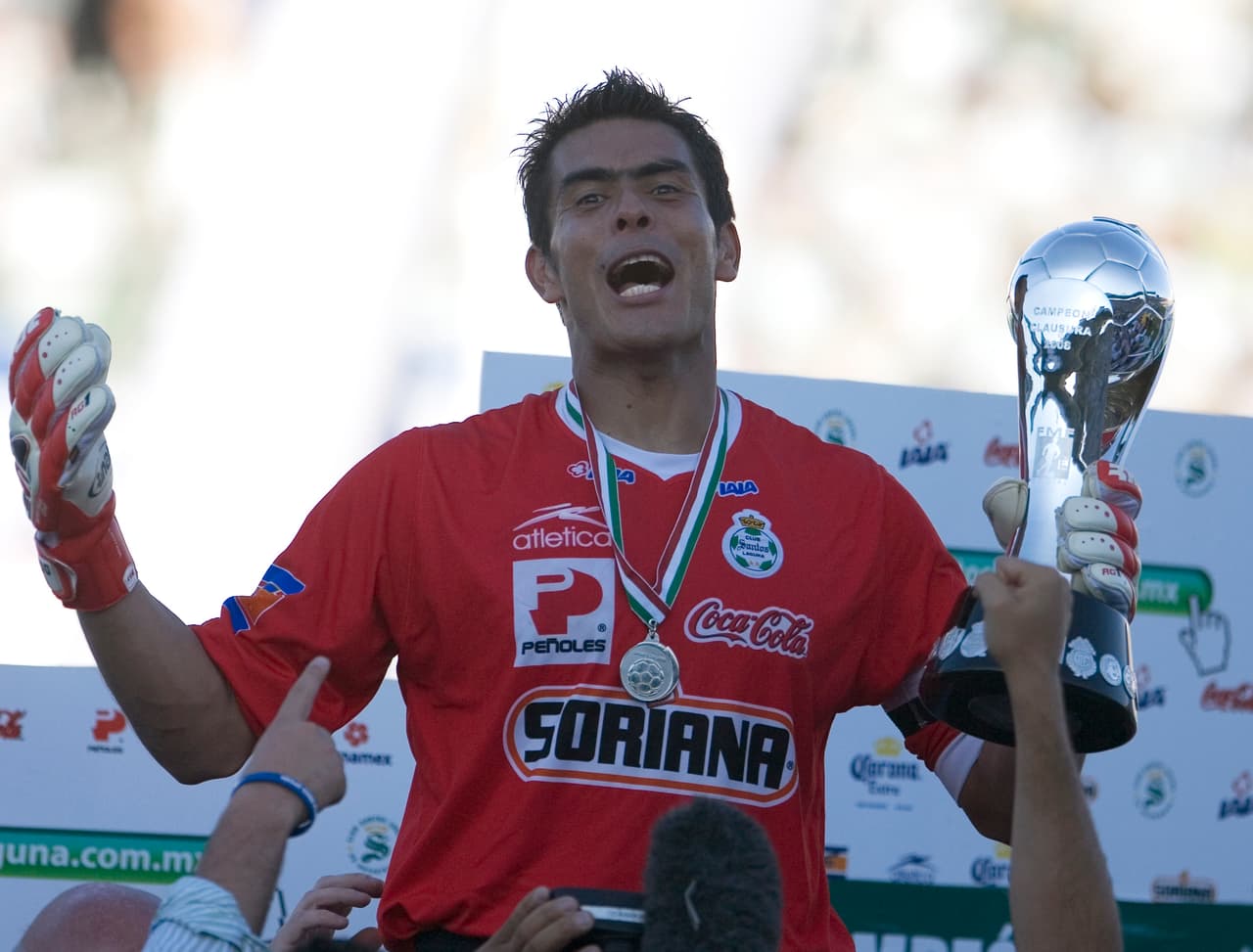 Oswaldo Sánchez salió del Atlas para el América, pero se hizo ídolo de las Chivas donde fue campeón. También levantaría la copa con el Santos, equipo con el que se retiraría. Es uno de los jugadores más odiados, deportivamente hablando, por los rojinegros.