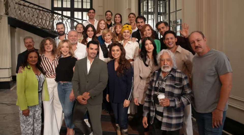 Los Hilos del destino es la nueva telenovela que producirá José Alberto Castro y ha causado gran expectativa por ser la nueva versión de El Privilegio de Amar, éxito de 1998 que protagonizaron Adela Noriega y René Strickler bajo el mando de Karla Estrada.
<br>