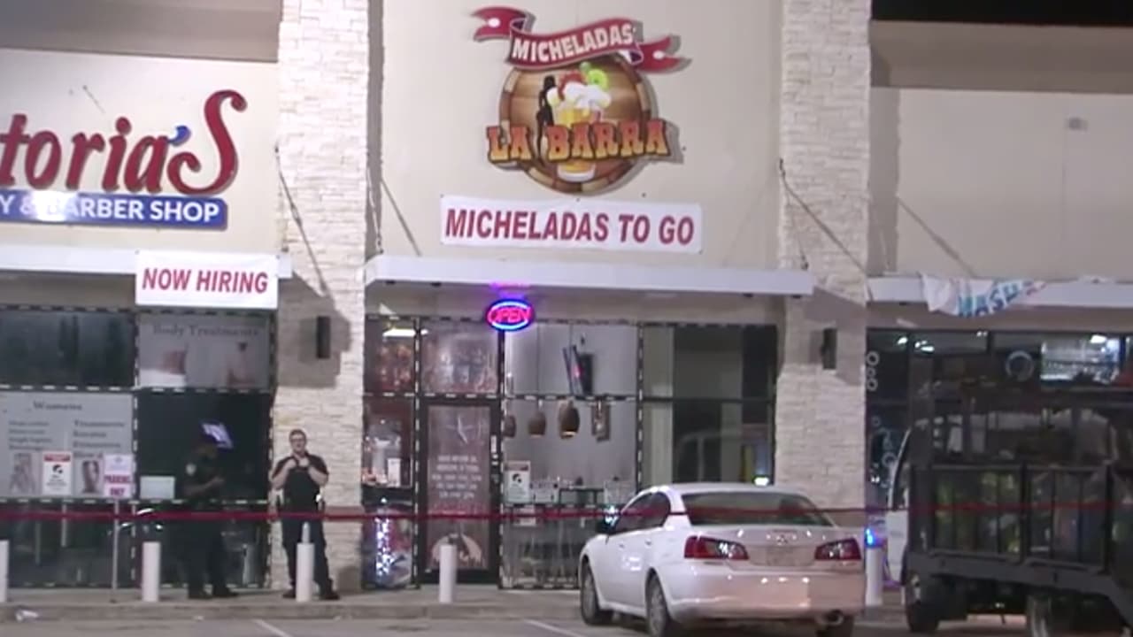 Buscan a hombre acusado de matar de un tiro a su primo en un bar al noroeste de Houston