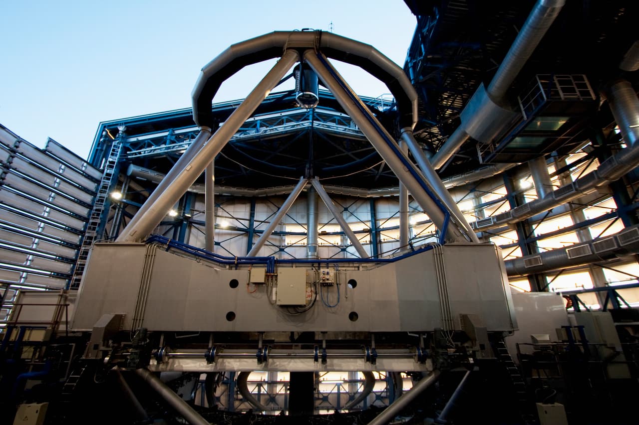“Deberíamos ser capaces de ver de forma más directa y precisa cómo la dinámica del gas contribuye a la formación de planetas”, concluyó Boccaletti. En esta foto la estructura mecánica de uno de los telescopios del sistema VTL del Observatorio Europeo Austral en Chile.