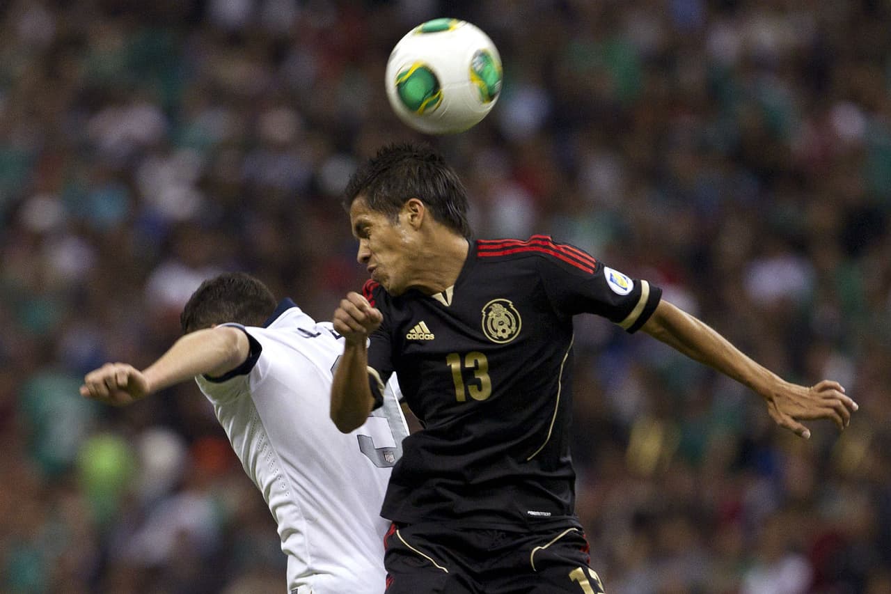 El proceso de José Manuel de la Torre se empezó a venir abajo con el inicio del Hexagonal rumbo a Brasil 2014. Estados Unidos visitó el Estadio Azteca el 26 de marzo de 2013 para llevarse un empate 0-0 que no habían logrado en 16 años en esta instancia.